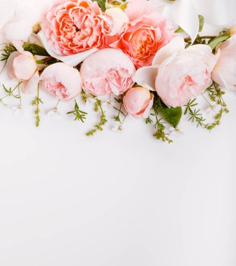 Beyaz ahşap arka planda şenlikli çiçek kompozisyonu. Genel Görünüm