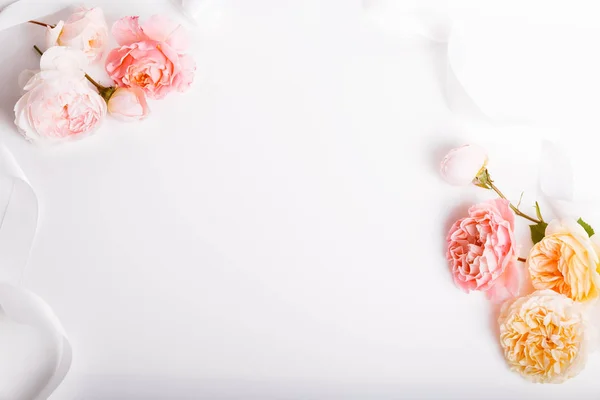 Beyaz ahşap arka planda şenlikli çiçek kompozisyonu. Genel Görünüm