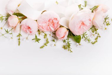 Beyaz ahşap arka planda şenlikli çiçek kompozisyonu. Genel Görünüm