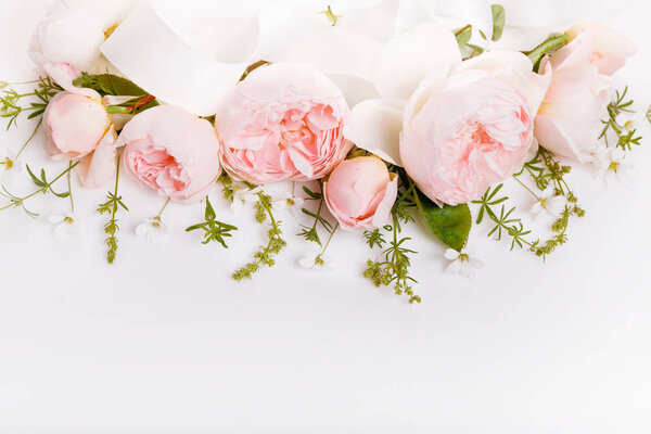 Праздничная композиция цветов на белом деревянном фоне. Вид сверху