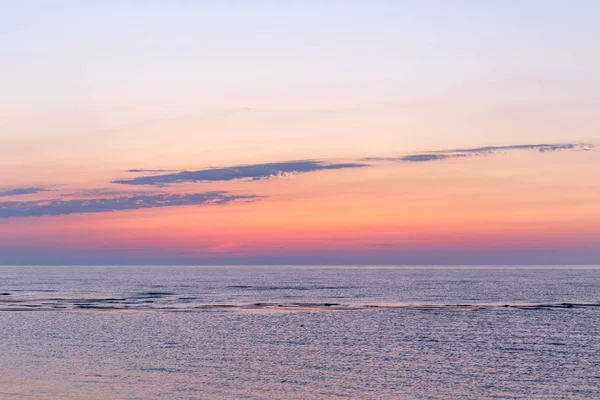 Mar Báltico - amanecer temprano sobre el mar . — Foto de Stock