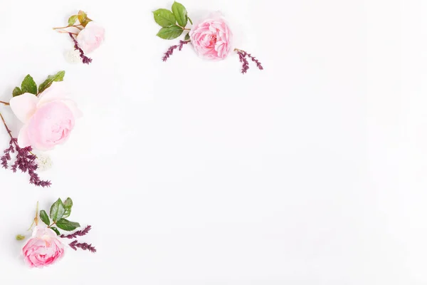 喜庆的花朵构图在白色的木制背景上.间接费用视图 — 图库照片