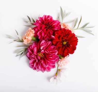 Beyaz ahşap arka planda şenlikli çiçek kompozisyonu. Genel Görünüm