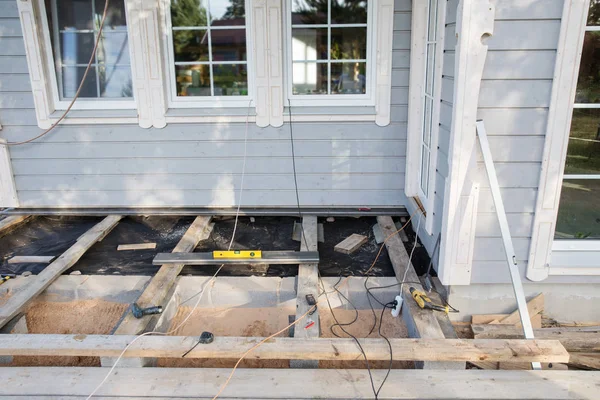 Verlegung einer Holzboden-Außenterrasse in neue Hausbaustelle — Stockfoto