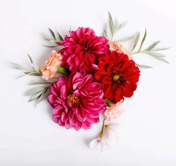 Beyaz ahşap arka planda şenlikli çiçek kompozisyonu. Genel Görünüm