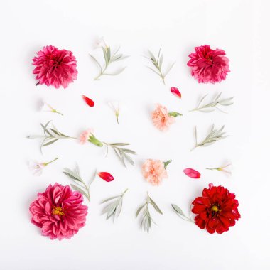 Beyaz ahşap arka planda şenlikli çiçek kompozisyonu. Genel Görünüm