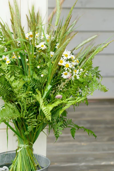 Bouquet festivo di fiori selvatici gialli e viola, blu, erbe su sfondo bianco. Compleanno, Madri, Valentino, Donne, Matrimonio concetto . — Foto Stock