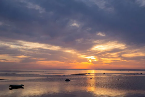 Mar Báltico - amanecer temprano sobre el mar . — Foto de Stock