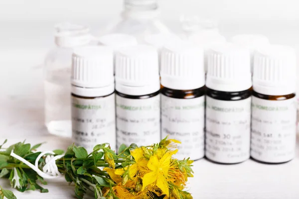 Homeopatia - Um conceito de homeopatia com medicina homeopática — Fotografia de Stock