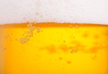 Arka plan için cam köpüklü bira dolduruyorum.