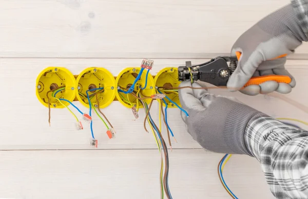 Hände des Elektrikers installieren Steckdose mit Schraubendreher in der Wand — Stockfoto