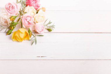 Beyaz ahşap zemin üzerinde şenlikli çiçek kompozisyon. Overh