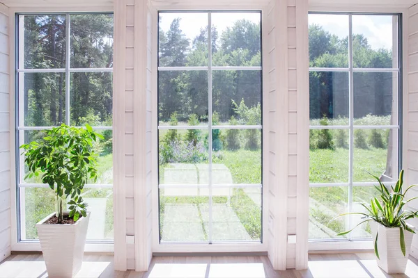 Helder fotostudio interieur met groot raam, hoog plafond, witte houten vloer — Stockfoto