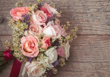 Pembe gül kırmızı gül buketi Valentines çiçek dükkanında yapılan lüks buket