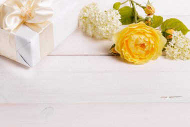 Beyaz ahşap zemin üzerinde şenlikli çiçek kompozisyon. Overh