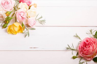 Beyaz ahşap zemin üzerinde şenlikli çiçek kompozisyon. Overh