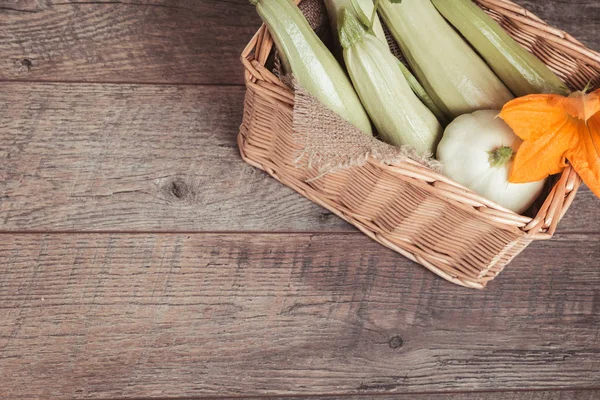 Zucchine verdi fresche con fetta isolata su fondo bianco — Foto Stock