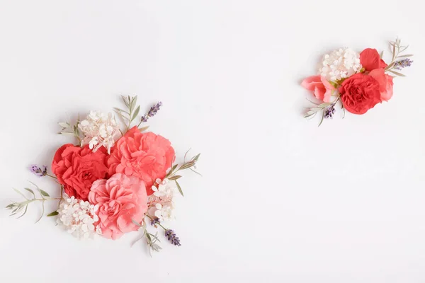 Festive flower composition on the white wooden background. Overhead view — Stock Photo, Image