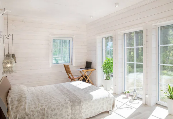 Яскравий і комфортний дизайн інтер'єру спальні в скандинавському стилі — стокове фото