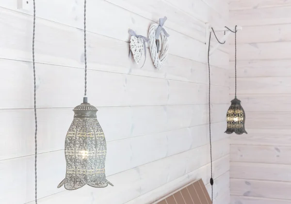 흰 나무 벽에 매달려 빈티지 램프. — 스톡 사진