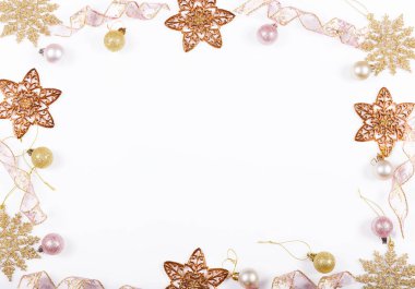 Noel tatil kompozisyon. Festival yaratıcı altın desen, xmas altın dekor tatil top şerit, kar taneleri, beyaz arka plan üzerinde Noel ağacı.