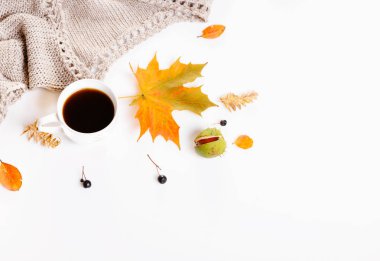 Sonbahar kompozisyon. Sıcak kahve, sonbahar yaprakları ve beyaz bir arka plan üzerinde kestane. Düz yatıyordu, en iyi görünümü.