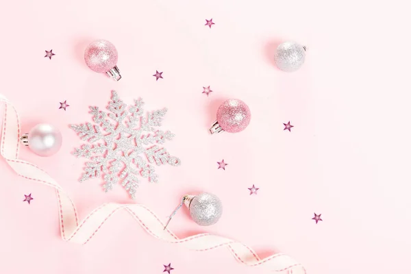 Composición navideña. Bola navideña de decoración rosa navideña con cinta sobre fondo blanco . — Foto de Stock