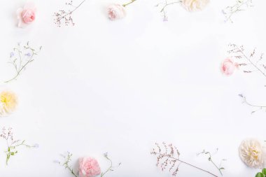 Beyaz ahşap arka planda şenlikli çiçek kompozisyonu. Genel Görünüm