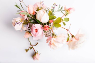 Festival çiçek İngilizce kompozisyon Beyaz ahşap zemin üzerine yükseldi. Uzay kopyalayın. Doğum günü, anne, Sevgililer, kadın, düğün günü kavramı.