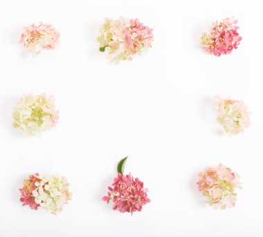 Beyaz ahşap arka planda şenlikli çiçek kompozisyonu. Genel Görünüm