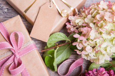 Çiçek kompozisyon. Gül çiçek, Hediyelik, kağıt torba ile çalışma alanı. Üstten Görünüm, düz yatıyordu.