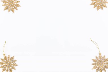 Noel ve yeni yıl çerçeve kompozisyon. boş kopya alanı metin için beyaz zemin üzerine altın Noel süsleri. Tatil ve kutlama kavramı kartpostal veya davet için. üstten görünüm.