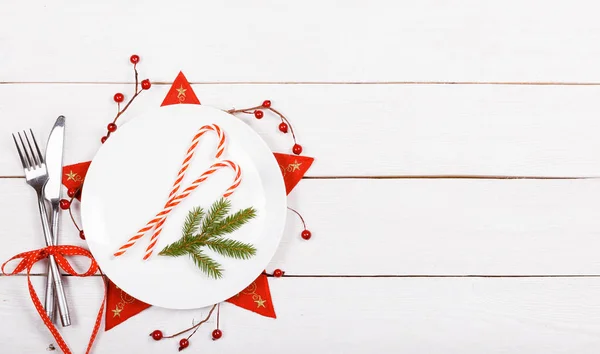 Karácsonyi dekoráció a táblázat. Fehér üres lemez, a szöveg. Lapos feküdt, top view — Stock Fotó