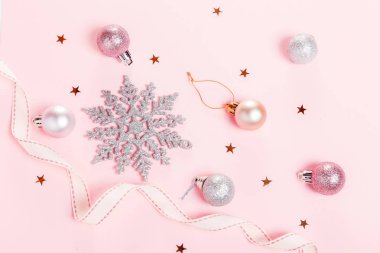 Noel kompozisyon. Xmas pembe dekor tatil şerit pembe bir arka plan üzerinde topla.