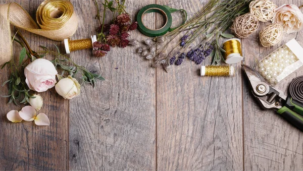 Flores en la mesa de floristerías en floristería — Foto de Stock