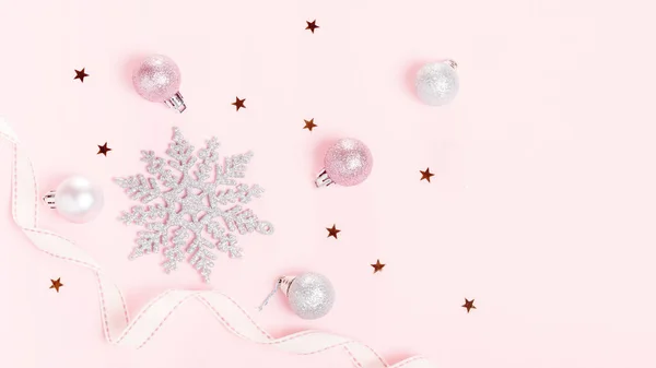 Composición navideña. Bola navideña de decoración rosa de Navidad con cinta sobre fondo rosa . — Foto de Stock