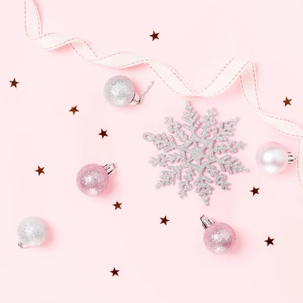 Χριστουγεννιάτικη σύνθεση. Χριστούγεννα ροζ διακόσμηση διακοπών μπάλα με κορδέλα σε ροζ φόντο. — Φωτογραφία Αρχείου