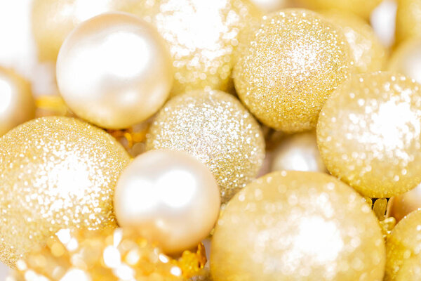 Рождественские шары золотой фон. Мелкая глубина резкости
