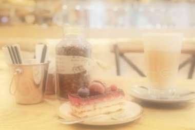 Güzel bokeh ile arka plan bulanık. Güzel bokeh ile arka plan bulanık. Acıbadem kurabiyesi pasta çikolata berry