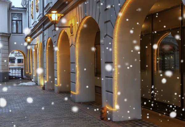 Iluminacje miasto, piękne łuki w kwartale. Łotwa — Zdjęcie stockowe