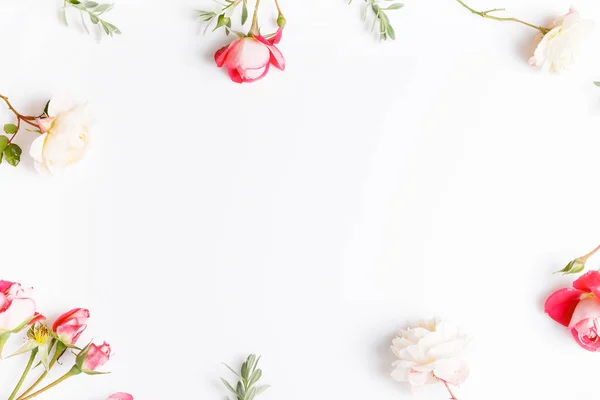 Feestelijke bloemcompositie op de witte houten achtergrond. Bovenaanzicht — Stockfoto