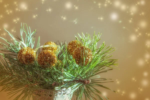 Or Fête de Noël arrière-plan. Boule de Noël décoration dorée . — Photo