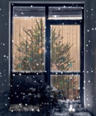 Noel arka plan. Noel pencere. Noel ağacı pencerenin dışında