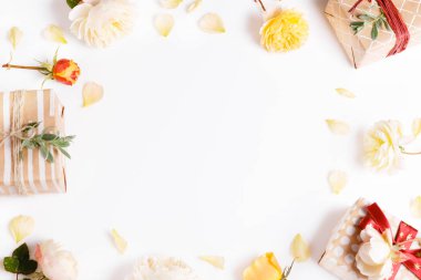 Çiçek kompozisyon. Gül çiçek, Hediyelik, kağıt torba ile çalışma alanı. Üstten Görünüm, düz yatıyordu.