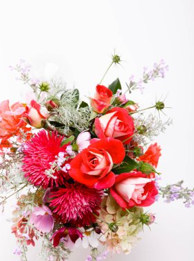 Çiçekçi dükkanında kırmızı güllerden yapılmış lüks buket. Sevgililer Günü için kırmızı gül buketi.