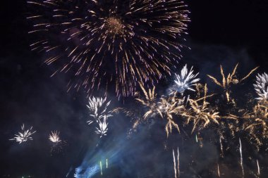 Yeni yılda havai fişekler ve kopyalama alanı - soyut tatil arkaplanı