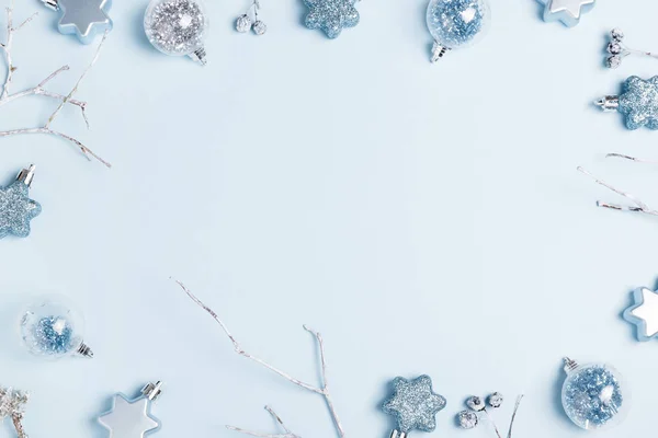 Composição de Natal. Xmas bola de férias decoração azul com fita no fundo azul . — Fotografia de Stock