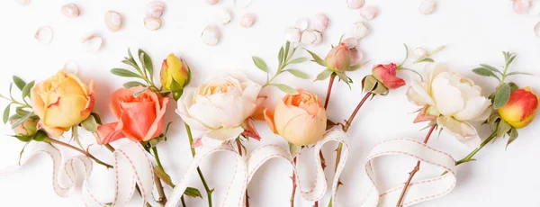 Composición floral festiva sobre fondo de madera blanca. Vista aérea — Foto de Stock