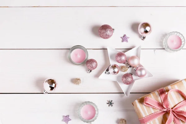 Composición navideña. Bola navideña de decoración rosa navideña con cinta sobre fondo blanco . — Foto de Stock