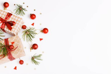 Beyaz arka plan üzerinde Noel kompozisyon. Düz yatıyordu, en iyi görünümü